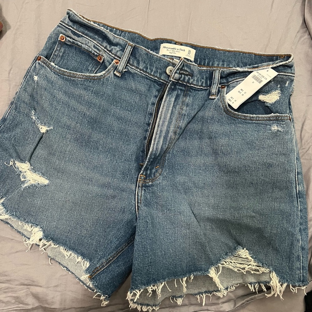 Abercrombie the mom short 4 inch size 31 NWT